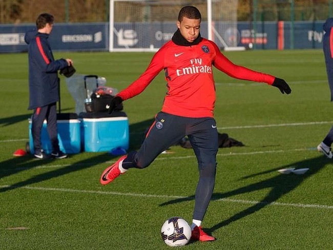 Sebagai anak sneakers sejati, Mbappe pun bermimpi bisa merilis koleksi sneakers rancangan sendiri suatu saat nanti. Aku mau sneakers tersebut berwarna pink. Aku suka warna-warna mencolok sehingga bisa terlihat dari kejauhan. Menurutku itu elegan dan membuat trik terlihat lebih bagus saat bergerak ke samping ataupun ke depan, tambahnya. Foto: Instagram/@k.mbappe29