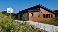 Gedung berfungsi sebagai ruang kelas ini menghasilkan energi ramah lingkungan 1,5 kali lebih banyak dari yang dibutuhkan. Istimewa/Inhabitat.
