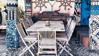 Mengusung konsep bohemian, resto ini didesain unik. Ini salah satu area tempat makannya. Dindingnya bisa jadi background foto selfie. Foto: Instagram @seabreezeceningan