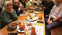  Momen makan bersama ini diambil ketika Oliv sedang berbuka puasa bersama dengan sahabat dan jajaran direksi Martha Tilaar. Foto: Instagram @oliviazallianty