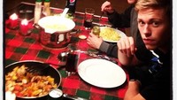 Bersama rekannya, pria yang juga memperkuat klub Tottenham Hotspur ini sedang makan enak. Ada dua panci berisi masakan dan sebotol minuman soda. Foto: Instagram @chriseriksen8