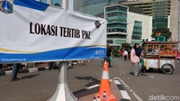 Dibeberapa lokasi terdapat spanduk larangan berjualan bagi para PKL.