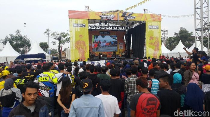 Acara Nobar MotoGP Trans7 di Kota Batu, Malang (Foto: M. Aminudin) Acara Nobar MotoGP Trans7 di Kota Batu, Malang (Foto: M. Aminudin)