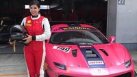 Dia adalah Kamthicha Chimsiri. Pebalap asal Thailand yang akrab disapai Yui ini menjadi satu-satunya pebalap wanita di gelaran Ferrari Challenge Asia Pasifik 2018. Yang lebih menariknya lagi, Yui adalah seorang politisi dan calon Ketua Umum Partai di Thailand.  Foto: Ferrari Jakarta