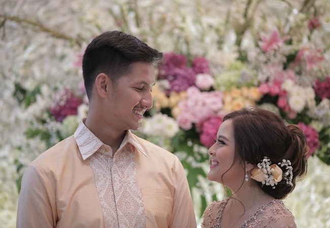Tasya Kamila akhirnya bertunangan setelah 5,5 tahun menjalin kasih dengan Randi Bachtiar, Minggu (1/7/2018). Lihat cantiknya Tasya berbalut kebaya di hari bahagianya. Foto: Instagram/@tasyakamila