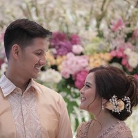 Tasya Kamila akhirnya bertunangan setelah 5,5 tahun menjalin kasih dengan Randi Bachtiar, Minggu (1/7/2018). Lihat cantiknya Tasya berbalut kebaya di hari bahagianya. Foto: Instagram/@tasyakamila