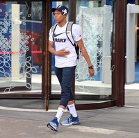 Saking cintanya, Mbappe mengaku semasa kecilnya pernah merengek pada ibunya demi mendapatkan sepasang sneakers. Saat ibuku menolak membelikanku sneakers, aku dulu menangis supaya dia berubah pikiran. Kadang berhasil, kadang tidak, kenang dia. Foto: Instagram/@k.mbappe29