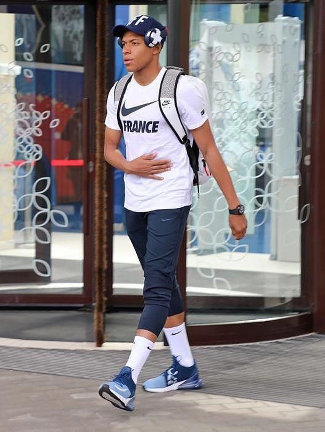 Saking cintanya, Mbappe mengaku semasa kecilnya pernah merengek pada ibunya demi mendapatkan sepasang sneakers. Saat ibuku menolak membelikanku sneakers, aku dulu menangis supaya dia berubah pikiran. Kadang berhasil, kadang tidak, kenang dia. Foto: Instagram/@k.mbappe29