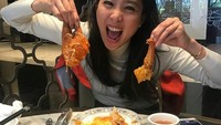  I love seafood and tofu, tulis Olivia dalam unggahan Instagramnya. Terlihat ia sedang menyantap kepiting yang diolah dengan racikan bumbu khas China. Foto: Instagram @oliviazallianty