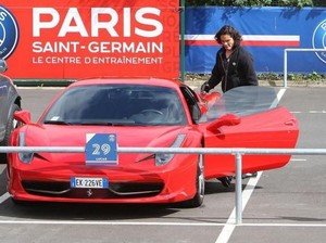 Kuda Jingkrak Berwarna Merah Tunggangan Edinson Cavani