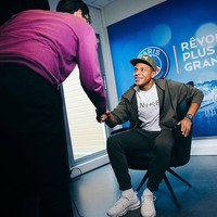 Lantas, apa sneakers pertama Mbappe? Nike Air Max, tapi saya lupa model yang mana. Ketika itu kami berasal dari keluarga yang kurang mampu, jadi sneakers itu sangat berarti buatku. Aku juga selalu membersihkannya setiap selesai dipakai, kata Mbappe yang dibeli oleh PSG seharga US$ 224 juta atau sekitar Rp 3,1 triliun. Foto: Instagram/@k.mbappe29