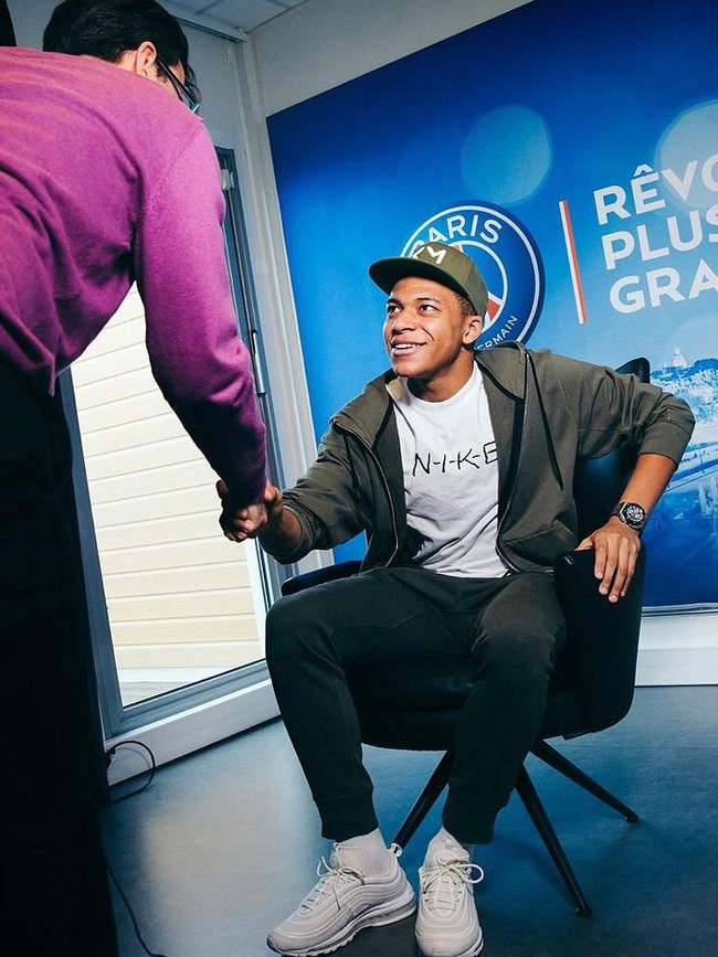 Lantas, apa sneakers pertama Mbappe? Nike Air Max, tapi saya lupa model yang mana. Ketika itu kami berasal dari keluarga yang kurang mampu, jadi sneakers itu sangat berarti buatku. Aku juga selalu membersihkannya setiap selesai dipakai, kata Mbappe yang dibeli oleh PSG seharga US$ 224 juta atau sekitar Rp 3,1 triliun. Foto: Instagram/@k.mbappe29
