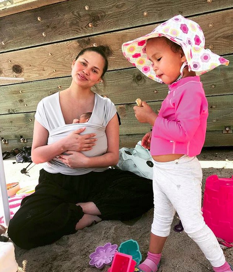 Foto-foto Putra Chrissy Teigen, Mana Paling Menggemaskan, Bun?