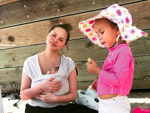 Sweet! Saat Chrissy Teigen dan John Legend Berbagi Tugas Jaga Anak