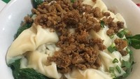 Waduh, pangsitnya gendut banget dan ayam tumisnya garing cokelat. Kebayang kan mantapnya mie ayam Hamid yang dinikmati @kulinerayeng dari Lampung ini. Foto: Instagram @kulinerayeng