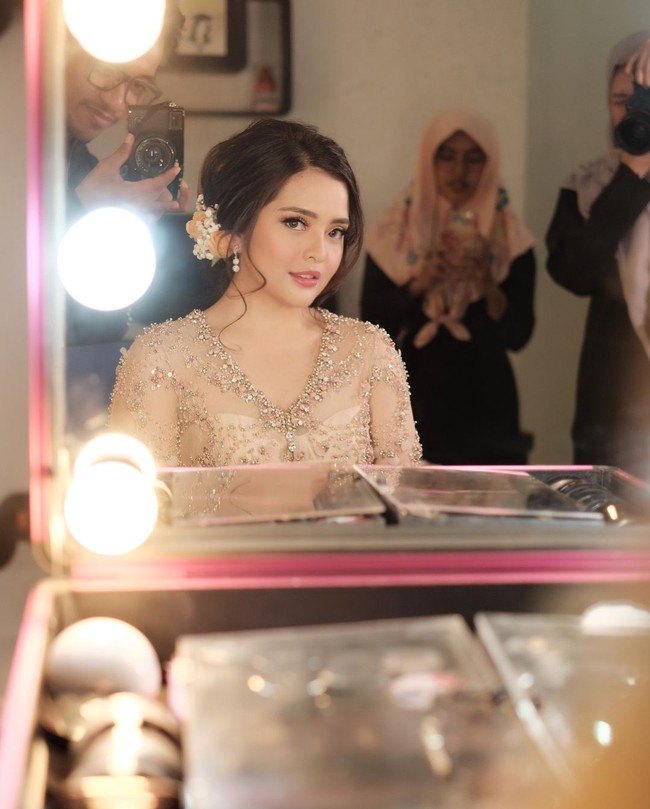 Tasya memilih nuansa nude untuk kebaya di acara tunangannya. Kebaya dari Studio Boh itu berpotongan V-neckline dengan hiasan payet dan bordir berkilauan. Foto: Instagram/@bubahalfian