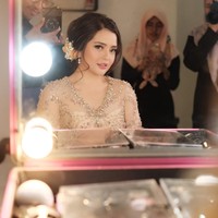 Tasya memilih nuansa nude untuk kebaya di acara tunangannya. Kebaya dari Studio Boh itu berpotongan V-neckline dengan hiasan payet dan bordir berkilauan. Foto: Instagram/@bubahalfian