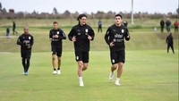 Selain angkat beban, ia juga rutin berlari cepat atau sprint yang dapat membantunya bergerak cepat untuk mencetak gol. (Foto: Instagram/cavaniofficial21)