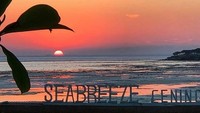 Menjelang senja, resto ini selalu memberikan bonus menarik buat pengunjungnya. Pemandangan sunset indah selalu bisa dinikmati sambil makan maupun minum santai. Foto: Instagram @seabreezeceningan