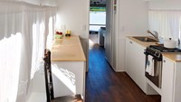 Setelah merapikan interior, ia memasang lantai kayu baru yang indah di seluruh ruang. Istimewa/Inhabitat.
