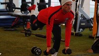 Cavani juga sangat menggemari olahraga angkat beban. Ia membentuk otot kekarnya dengan teknik olympic lifts, squats, deadlifts, atau barbell thrust up. (Foto: Instagram/cavaniofficial21)
