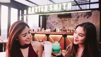 Kalau ini pose Syandria bersantap di roofbar bersama saudara perempuannya. Nampak ada steak dan salmon panggang di atas meja mereka.Foto: Instagram syandria