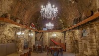 Marsden Grotto Restaurant terletak di pinggir Pantai South Shields, Inggris. Restoran dengan konsep gua ini, sering digentayangi hantu misterius yang gemar menerbangkan dan memindahkan barang-barang di sana. Foto: Istimewa
