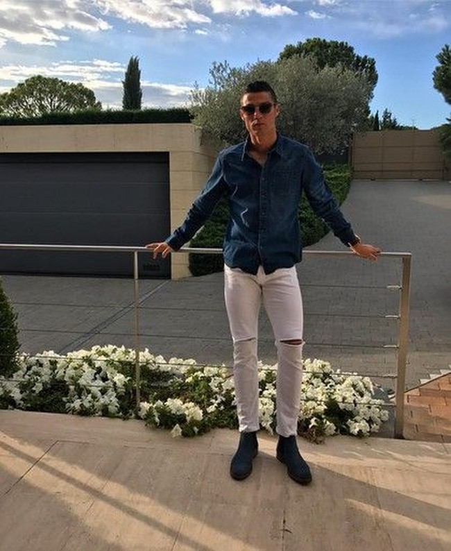 Dalam urusan busana denim, Cristiano Ronaldo menyukai brand Dsquared2. Seperti kemeja denim yang dikenakannya saat berpose di teras rumahnya ini, datang dari brand Dsquared2. Foto: Instagram/Cristiano Ronaldo