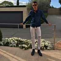 Dalam urusan busana denim, Cristiano Ronaldo menyukai brand Dsquared2. Seperti kemeja denim yang dikenakannya saat berpose di teras rumahnya ini, datang dari brand Dsquared2. Foto: Instagram/Cristiano Ronaldo