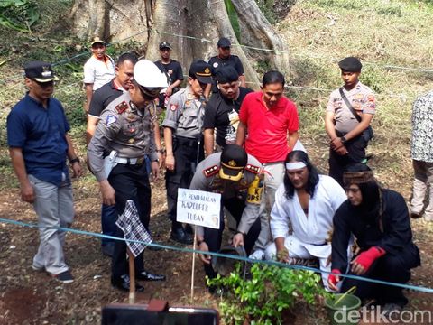 Kapolres Tuban dan Wiro Sableng tanam pohon/