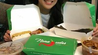 Hmm, jadi salah satu pecinta makanan pedas. Olivia Zallianty pun mencicip makanan pedas milik artis Prilly Latuconsina. Foto: Instagram @oliviazallianty