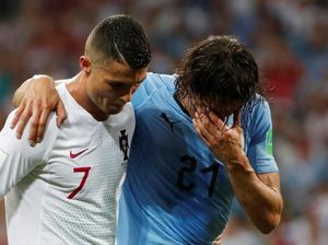Ketika Cristiano Ronaldo Bantu Memapah Edinson Cavani
