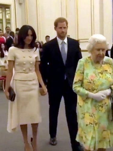 Pangeran Harry Tertangkap Kamera Tolak Pegang Tangan Meghan Markle