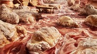 Ini dia kota dagingnya! Pasti awalnya kamu nggak percaya kalau karyanya yang satu ini terbuat dari potongan daging sapi, ya? Foto: Carl Warner