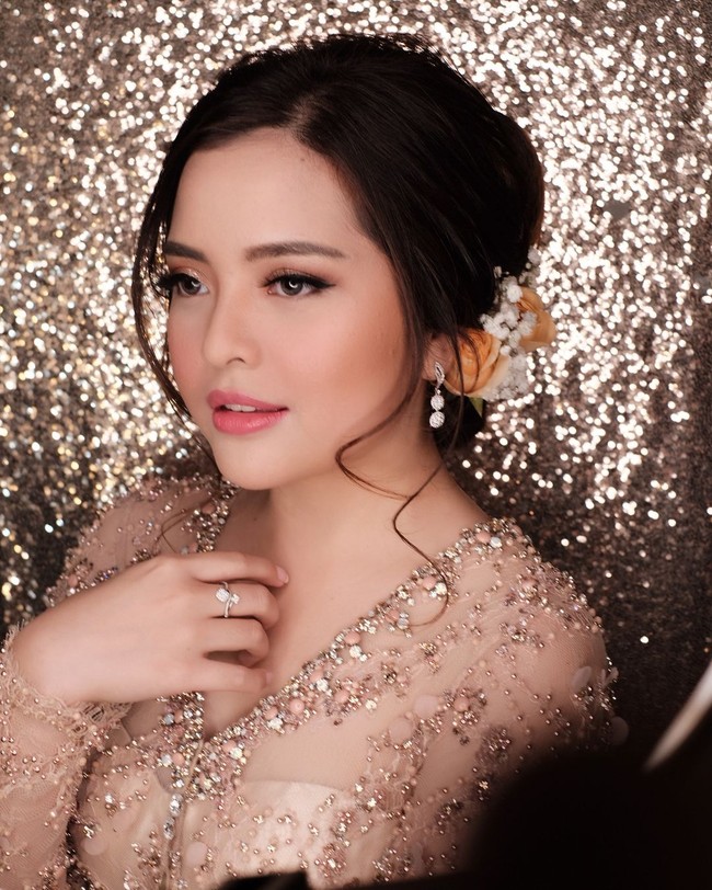 Mantan penyanyi cilik yang populer lewat iklan pasta gigi itu memilih nuansa peach dan pink untuk riasan wajahnya. Makeup simpel dan natural namun tetap menonjolkan kecantikan Tasya. Foto: Instagram/@bubahalfian