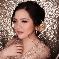 Mantan penyanyi cilik yang populer lewat iklan pasta gigi itu memilih nuansa peach dan pink untuk riasan wajahnya. Makeup simpel dan natural namun tetap menonjolkan kecantikan Tasya. Foto: Instagram/@bubahalfian