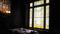 Di tahun 1880-an seorang tamu bunuh diri di hotel The Savoy Grill, di Kansas, Amerika. Sehingga restoran tua yang berada di sana, sering digentayangi hantu tersebut Hii..! Foto: Istimewa