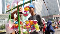Penampakan PKL di kawasan CFD, Jakarta, Minggu (1/7/2018).
