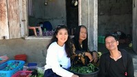 Ke Pulau Komodo, Olivia tampak terlihat sedang berada di warung yang menjual aneka sayuran segar. Foto: Instagram @oliviazallianty