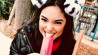  Pemilik nama lengkap Rakyan Ratri Syandriasari Kameron ini sedang berlibur ke Jepang. Di Disney Land, ia sempatkan cicip churros.Foto: Instagram syandria
