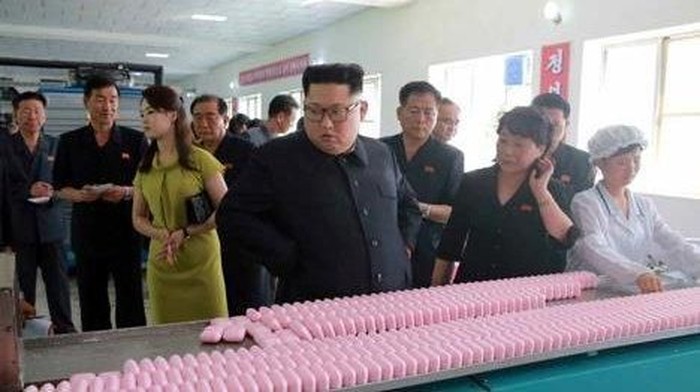 Momen Langka Kim Jong-Un Ajak Istri ke Pabrik Kosmetik