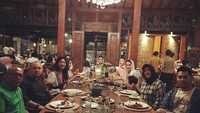 Sedangkan yang ini adalah momen buka puasa bersama keluarga Olivia. Foto: Instagram @oliviazallianty