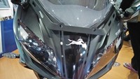 Dengan kapasitas mesin Apache RR 310 adalah 310 cc satu silinder, motor bisa menyemburkan tenaga hingga 25 Kw pada 9700 RPM dan torsi maksimumm 27,3 Nm pada 77 RPM. Foto: Ruly Kurniawan