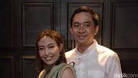 Pasangan Ayu Dewi dan Regi Datau terus tampak harmonis. Keduanya seperti saling melengkapi dengan karakter bertolak belakang.  Foto: Pool/Noel.