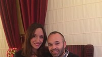 Champagne jadi minuman kesukaan Iniesta dan sang istri ketika berkumpul bersama.  Foto: Instagram @andresiniesta8