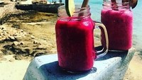 Minumnya segelas jus buah segar. Jadi kalau ke Nusa Ceningan, bisa mampir ke resto ini sambil menghempas penat. Foto: Instagram @seabreezeceningan