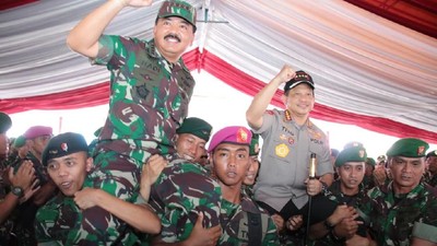 Foto: Keakraban Polri-TNI Rayakan HUT Bhayangkara di Jayapura