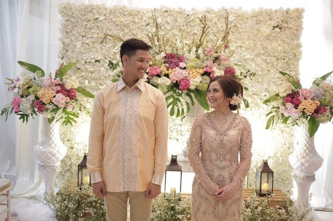 Sementara sang tunangan, Randi Bachtiar, tampan berkemeja aksen batik dengan nuansa warna senada. Selamat, Tasya dan Randi. Foto: Instagram/@randibachtiar