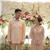 Sementara sang tunangan, Randi Bachtiar, tampan berkemeja aksen batik dengan nuansa warna senada. Selamat, Tasya dan Randi. Foto: Instagram/@randibachtiar