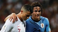 Dalam liga Uruguay vs Portugal, penyerang Uruguay Edinson Cavani diduga mengalami cedera otot hamstring. Ia sampai dibantu oleh lawannya, Christiano Ronaldo, untuk meninggalkan lapangan. (Foto: Dok.)